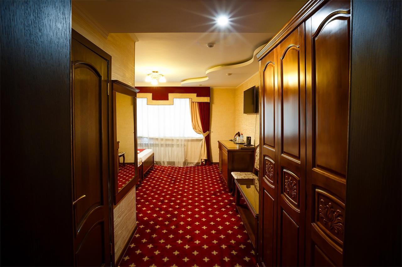 Salut Hotel Алматы Экстерьер фото